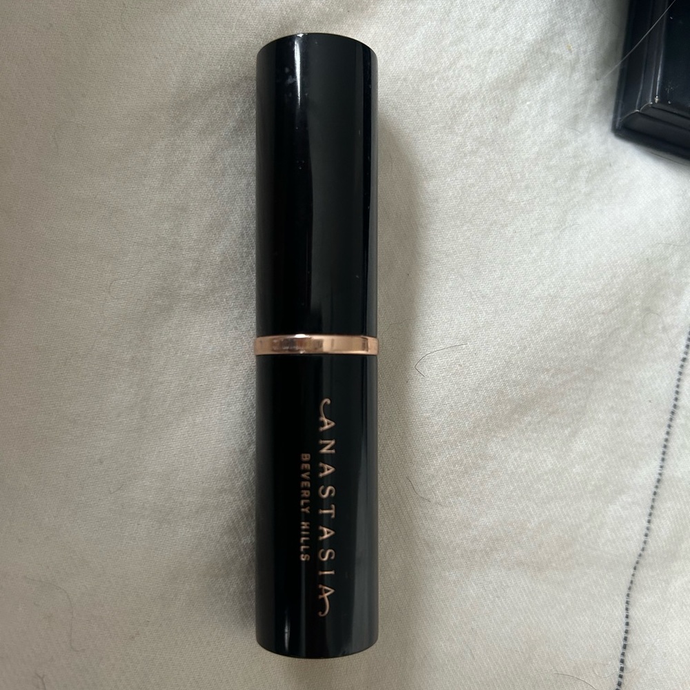 Anastasia Banana Stick Foundation Highlight